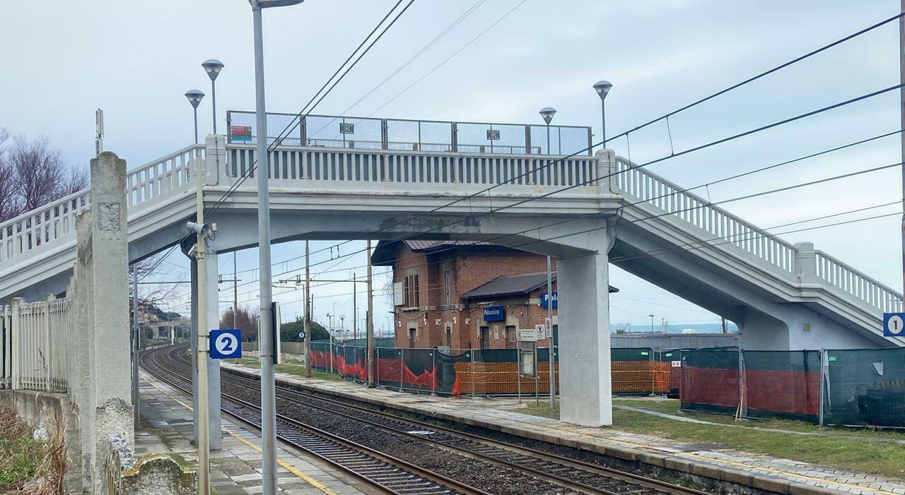 Falconara, stesa sui binari sotto il ponte della tragedia aspetta il Frecciarossa. Scatta l?Sos, fermi tutti i treni: si salva