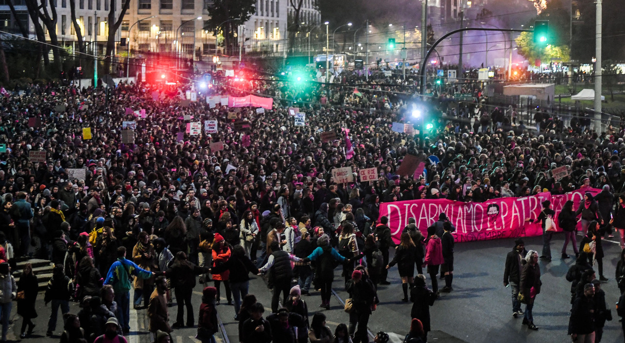 Non Una di meno, il corteo a Roma: cori e insulti davanti alla sede Pro Vita. «Siamo in 150mila»