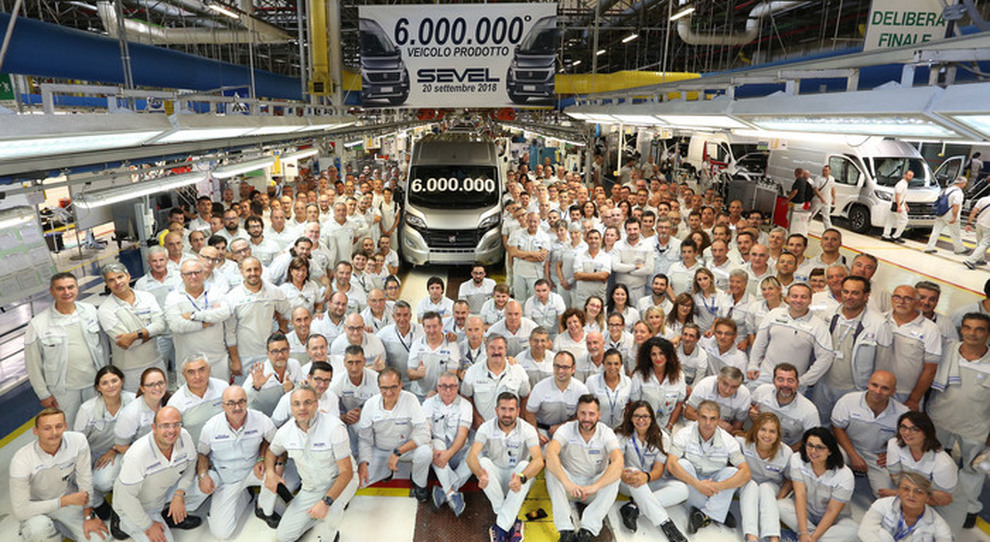 I lavoratori Fca di Atessa festeggiano i sei milioni di veicoli prodotti