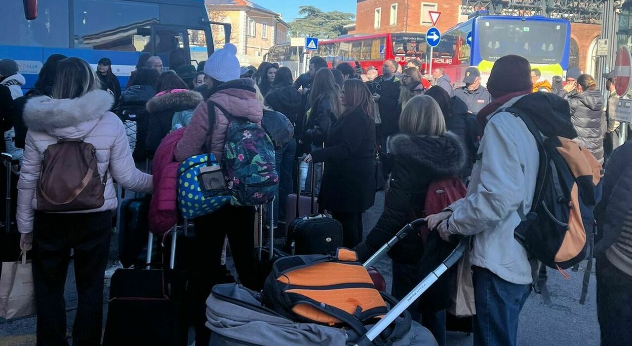 Guasto sui binari per Roma, incubo Frecciargento partito da Ancona: centinaia di passeggeri fermi per oltre 3 ore. Poi arrivano i bus. Treni cancellati