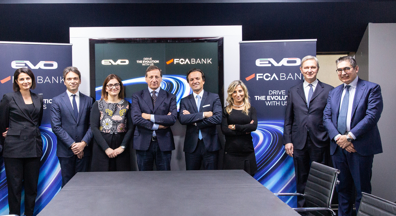 Al centro Massimo Di Risio, numero uno di DR Group Automobiles con Giacomo Carelli, Ceo e general manager di Fca Bank