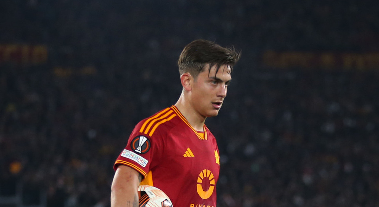 Dybala's Substitution Sparks Concerns Amid Roma's Clash with Fiorentina