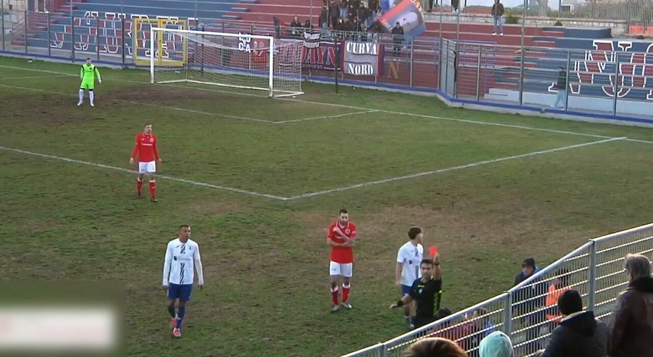 Fischia un fuorigioco, arbitro aggredito in campo: partita Locorotondo Sava sospesa