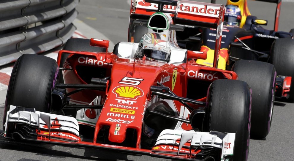 La Ferrari di Vettel davanti alla Red Bull