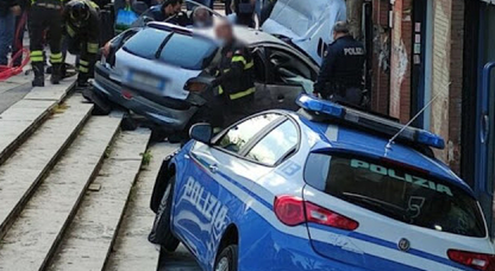 Roma, Inseguimento Da Film: Auto E Volante Della Polizia In Fondo Alla ...