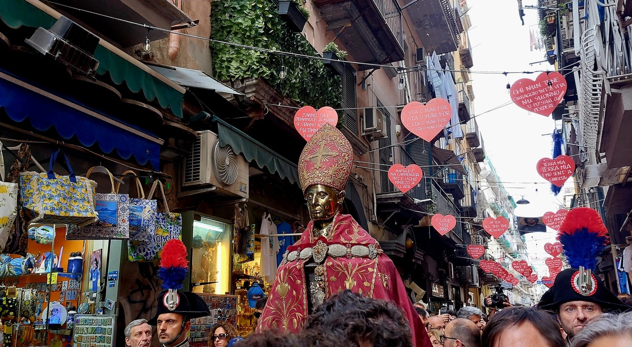 Napoli, la processione di san Gennaro termina col miracolo: «Questo sangue è un segno di salvezza»
