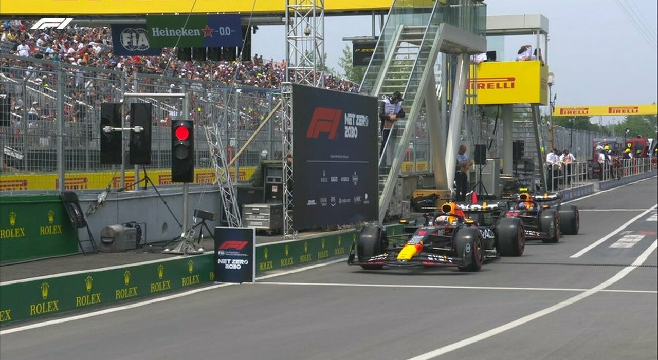 Le Red Bull in uscita della pit lane durante le prove in Canada