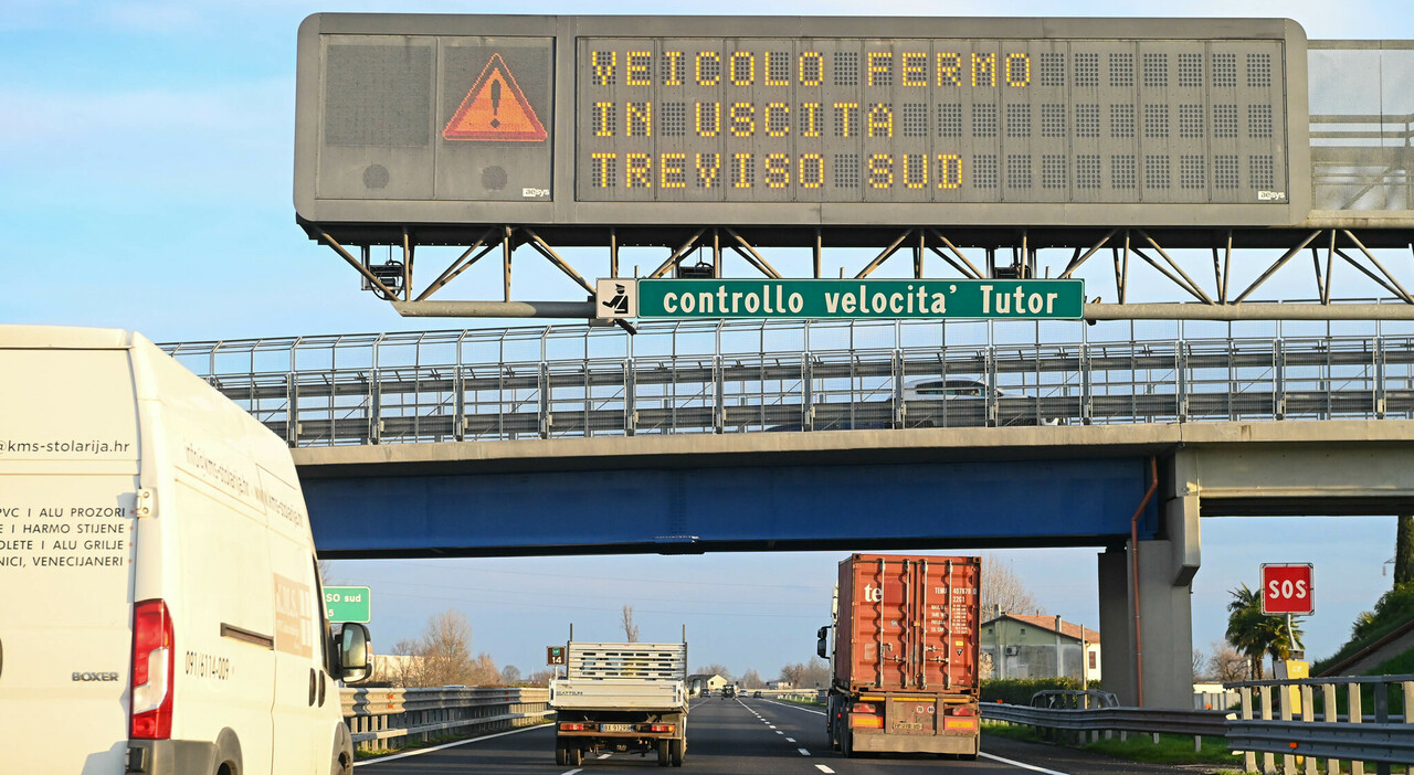 Autostrada A27, attivi i tutor intelligenti: «Rilevano velocità e sorpassi». Dove sono, cosa monitorano e a quanto ammontano le multe