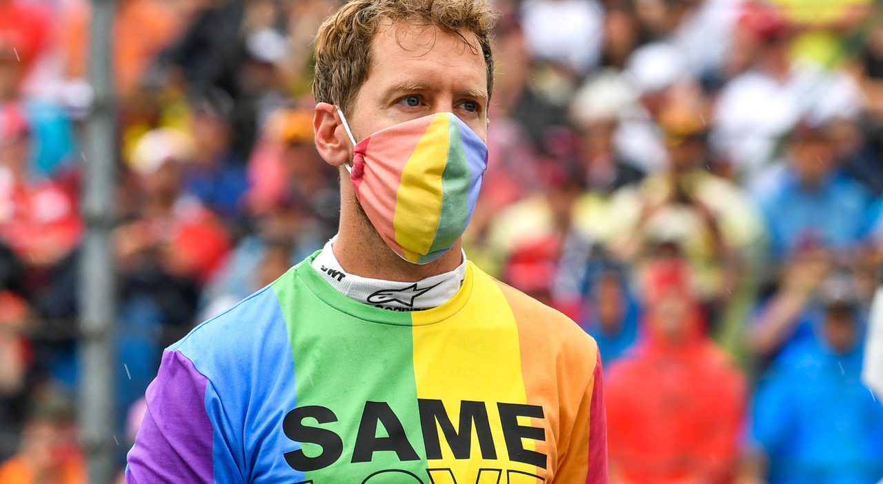 Sebastian Vettel con la maglietta arcobaleno pro LGBT e anti Orban
