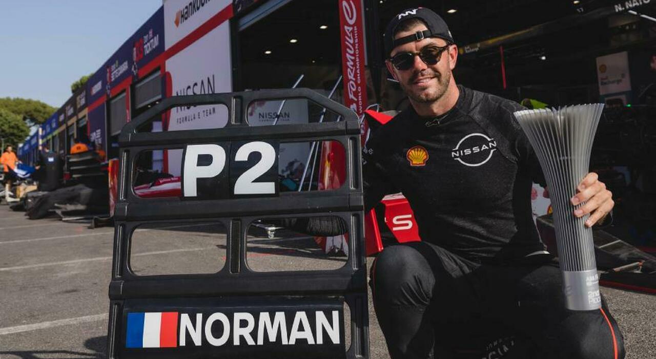 Norman Nato, pilota Nissan, festeggia il secondo posto nell'E-Prix della domenica a Roma