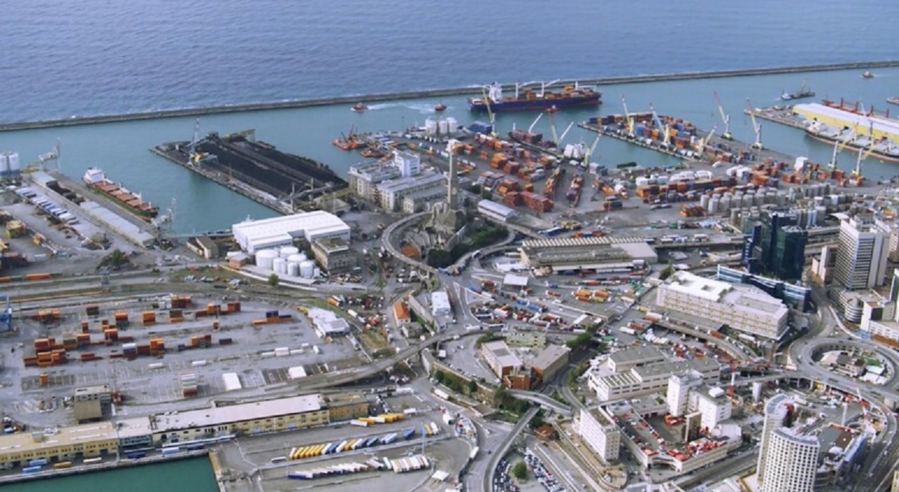 Operaio morto al porto di Genova, schiacciato da una ralla: aveva 52 anni. Ferito un collega, sciopero immediato di 24 ore