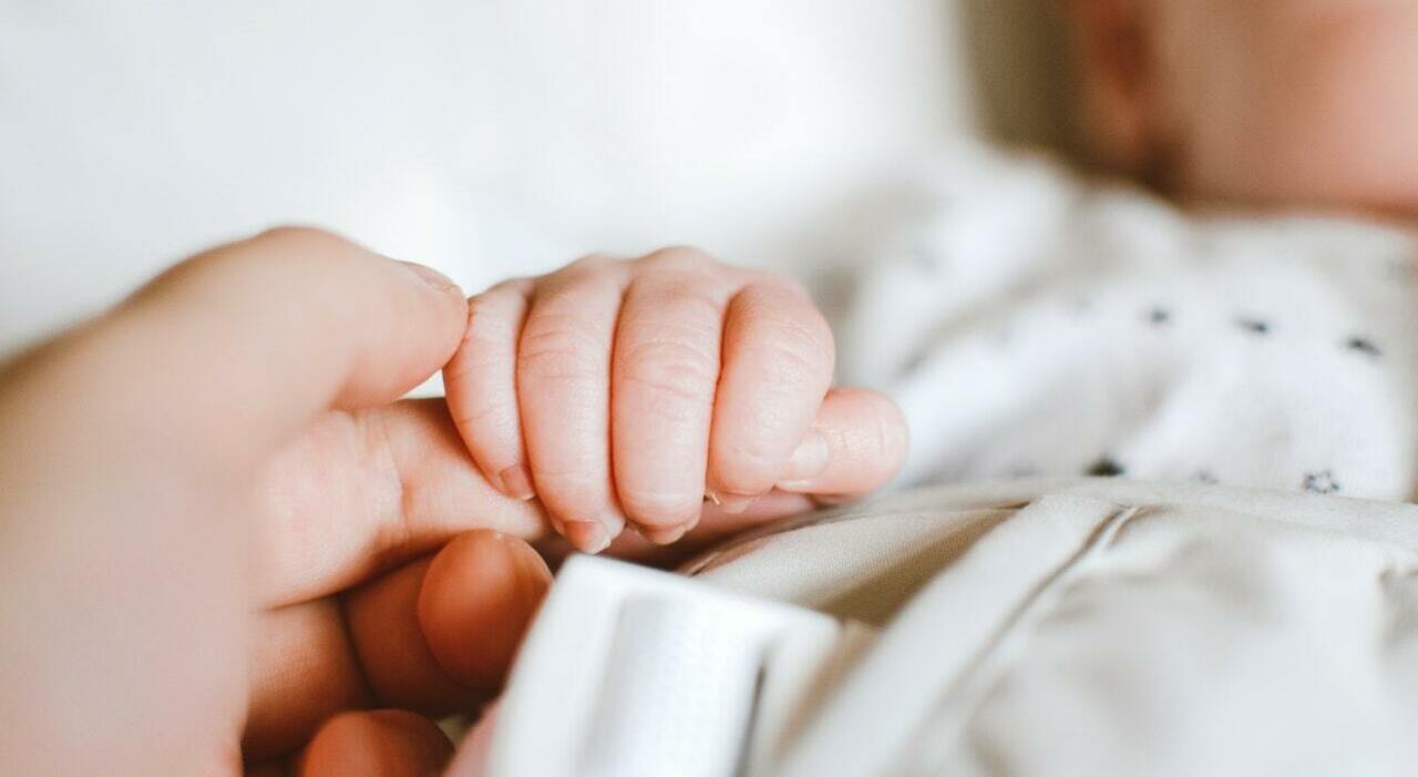 Madre Pulisce Il Naso Di Un Neonato Con Un Cotton Fioc - Fotografie stock e  altre immagini di Abbigliamento da neonato - iStock