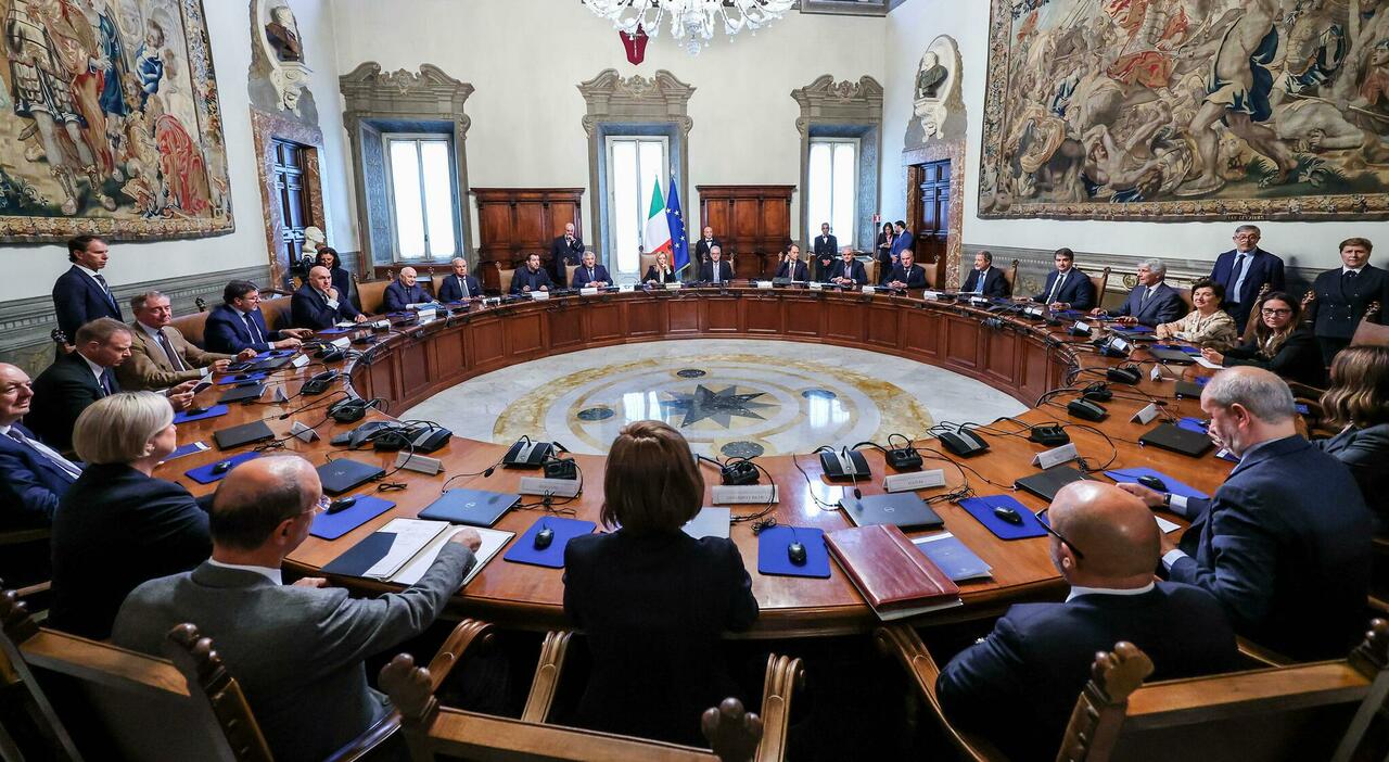 Meloni a Salvini: «Evitiamo scontri con l?Ue». Ddl concorrenza rinviato, ma il leader della Lega non si ferma