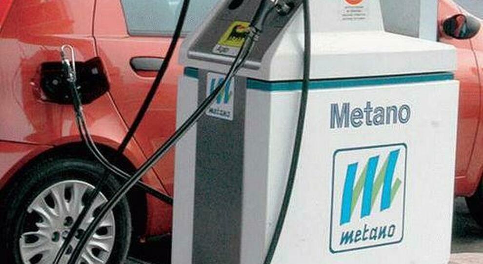 Il pieno di un'auto a gas metano