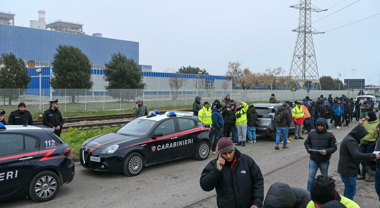 Operai in presidio davanti alla centrale Enel: «Senza stipendio da novembre». L