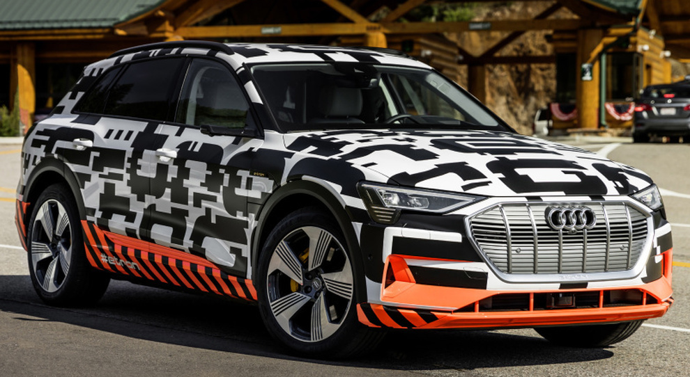 L'Audi e-tron con la livrea camuffata