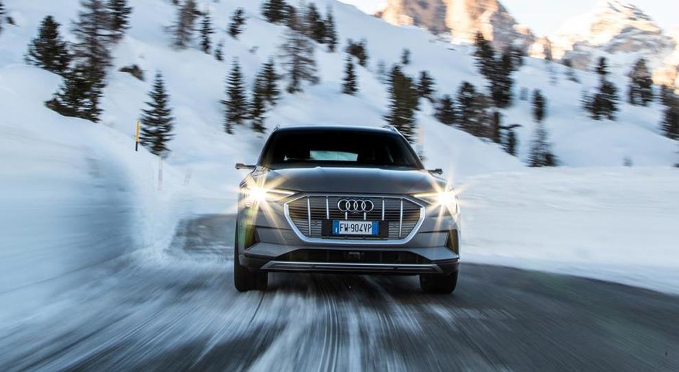 L'Audi e-tron tra i tornanti dell'Alta Badia