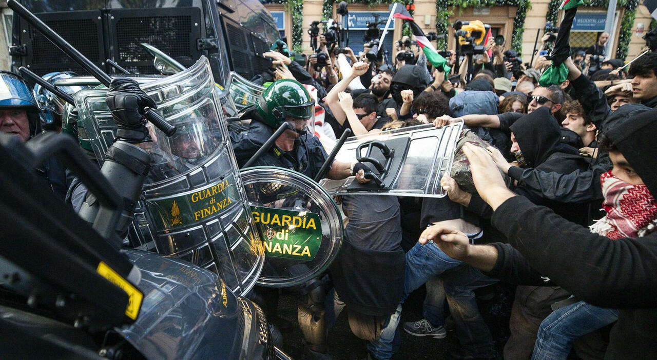 Scontri a Roma, guerriglia al corteo pro Palestina: bottiglie e bombe carta contro gli agenti