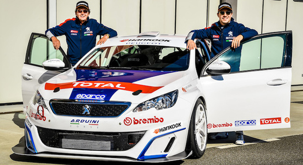 Stefano Accordi (a destra) e Massimo Arduini con la Peugeot 308 Racing Cup