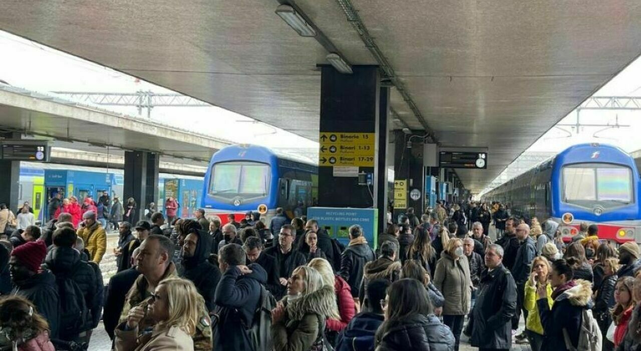 Sciopero dei treni Fs, Italo e Trenord: cancellazioni e ritardi, dalle 21 rischio caos. «Passeggeri invitati a riprogrammare i viaggi»