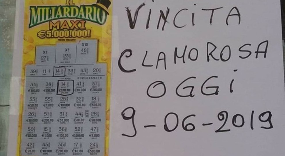 Sulmona, compra gratta e vinci da 20 euro e vince due milioni: la festa al  bar