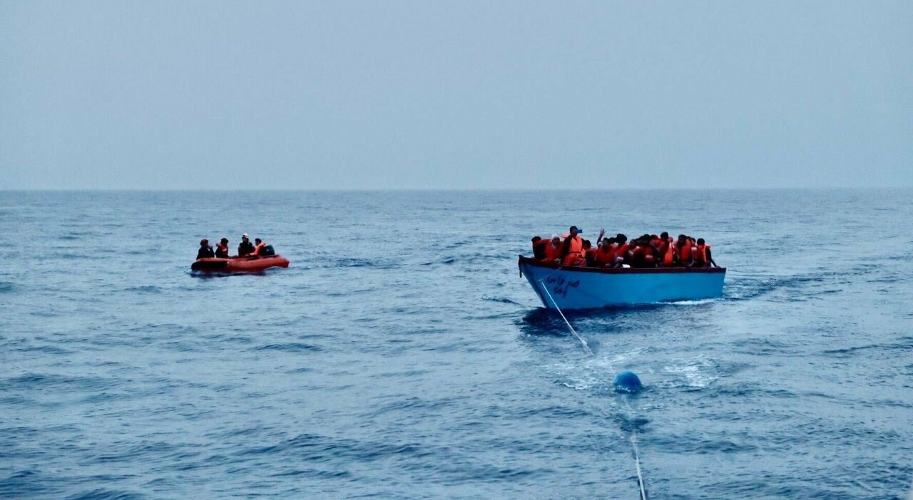Migranti, nuova strage nel canale di Sicilia: 10 morti. Si ribalta barca al largo della Calabria, 50 dispersi