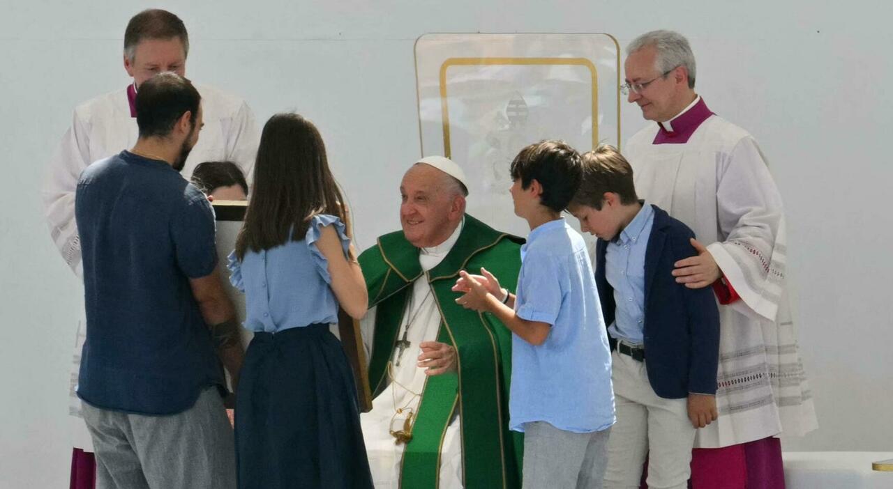 Papa Francesco a Trieste: l?emozione e l?abbraccio ai 9mila fedeli: «Qui la vocazione di far incontrare genti diverse»