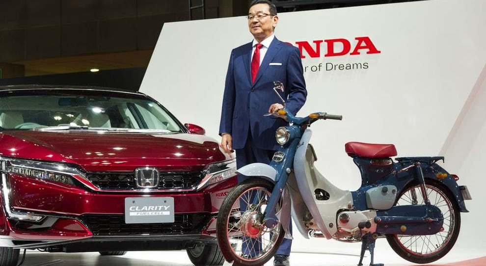 il Presidente e CEO di Honda, Takahiro Hachigo con il Super Cub