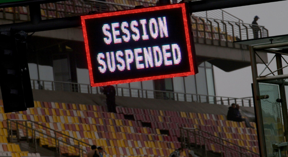 Il cartello della direzione gara del GP di Cina che indica la sospensione delle prove libere