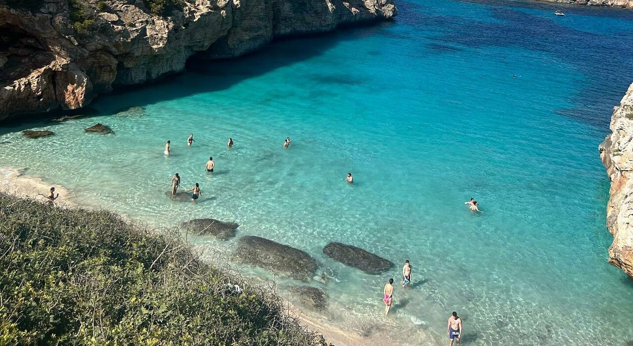 Influencer cacciati dalla spiaggia da sogno dai residenti: «Vengono qui  solo per fare una foto»