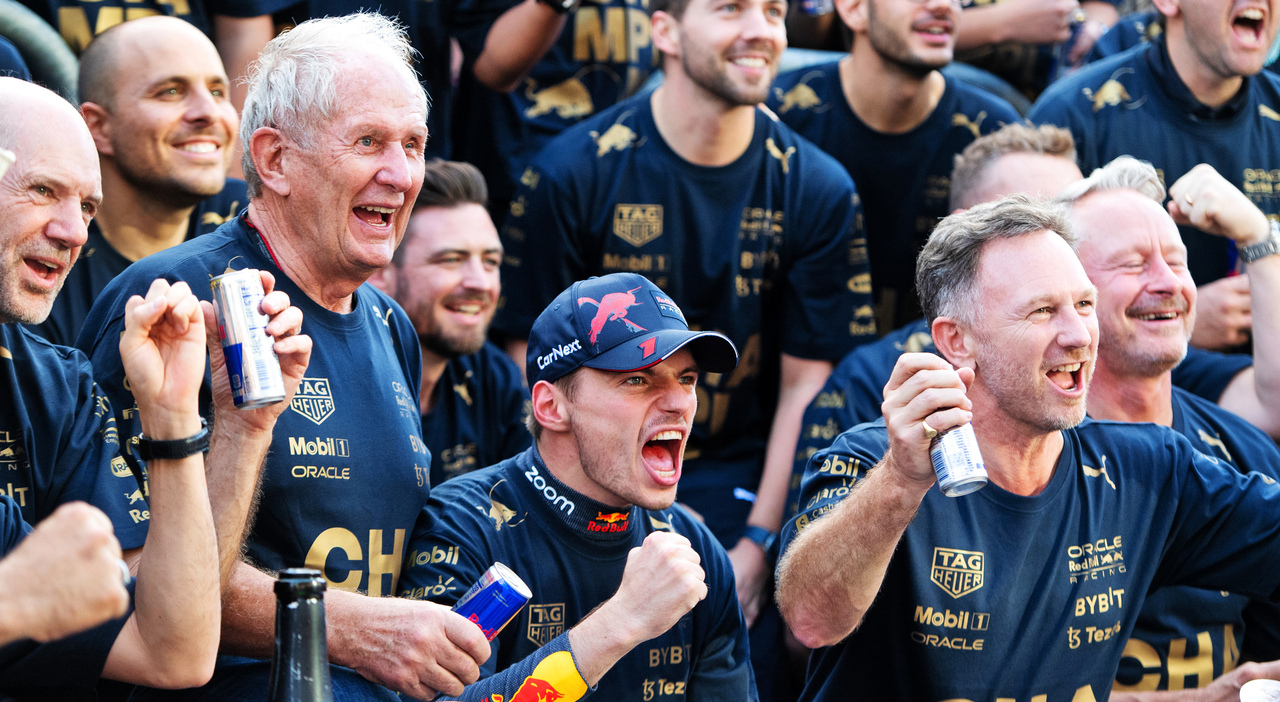 Adrian Newey, Max Verstappen e Christian Horner esultano dopo aver vinto i titoli piloti e costruttori di Formula 1 nella stagione appena conclusa