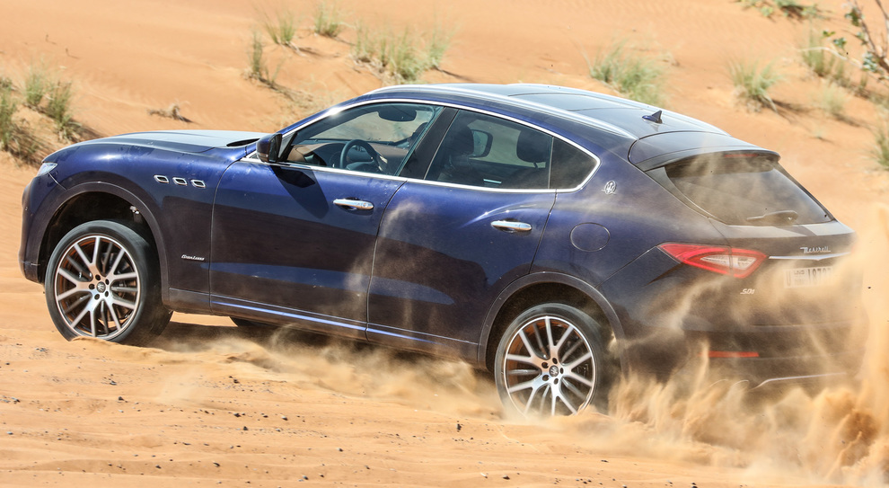 La Maserati Levante impegnata nel deserto di Dubai
