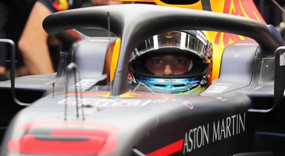 Un Daniel Ricciardo concentratissimo a bordo della sua Red Bull
