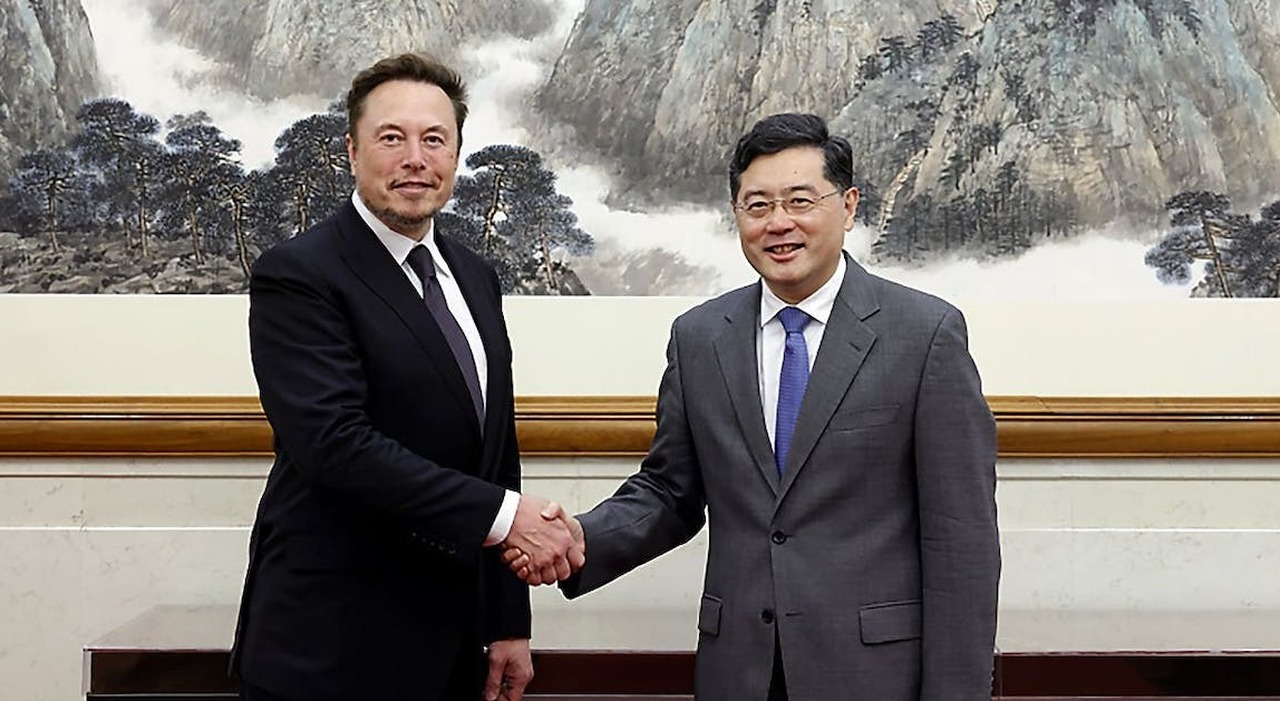 Il numero uno di Tesla Elon Musk, vicepresidente della compagnia, Tao Lin