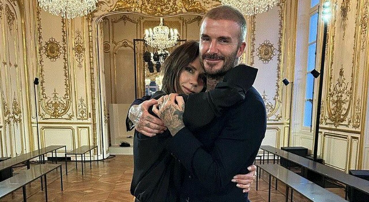 Una sciarpa David Beckham pende con orgoglio tra i cimeli dell'AC