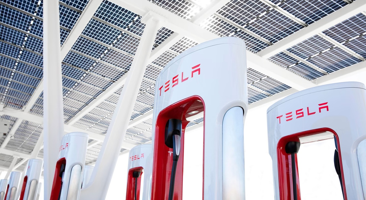Supercharger è la rete di ricarica ad alta potenza di Tesla ed è presente in Italia con 726 postazioni suddivise in 74 stazioni su tutto il territorio nazionale.
