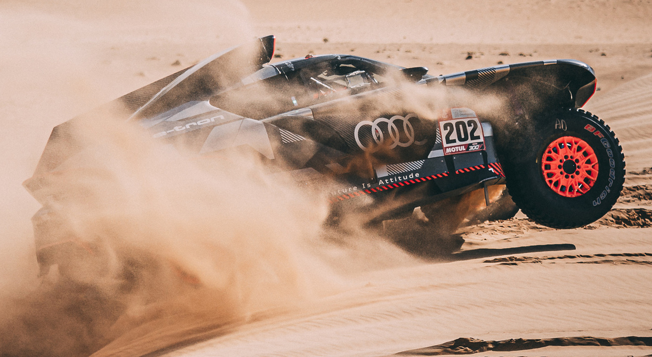L'Audi RS Q e-tron di Sainz vincitrice di tappa