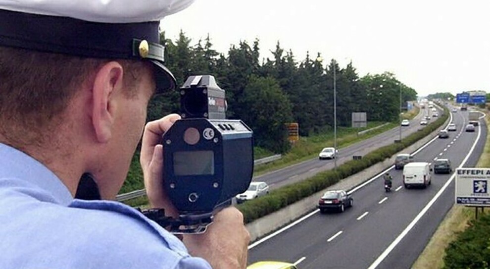 Un controllo della velocità in autostrada con un dispositivo portatile laser