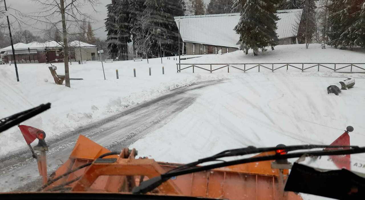 Neve a bassa quota, auto bloccate sul Pian de le Femene: intervengono i vigili del fuoco. L