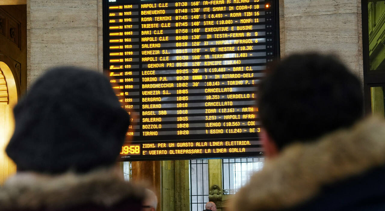 Treni, ritardi fino a 160 minuti e cancellazioni per un guasto nel nodo di Milano: 12 linee coinvolte, caos in tutta italia. «Evitare spostamenti»