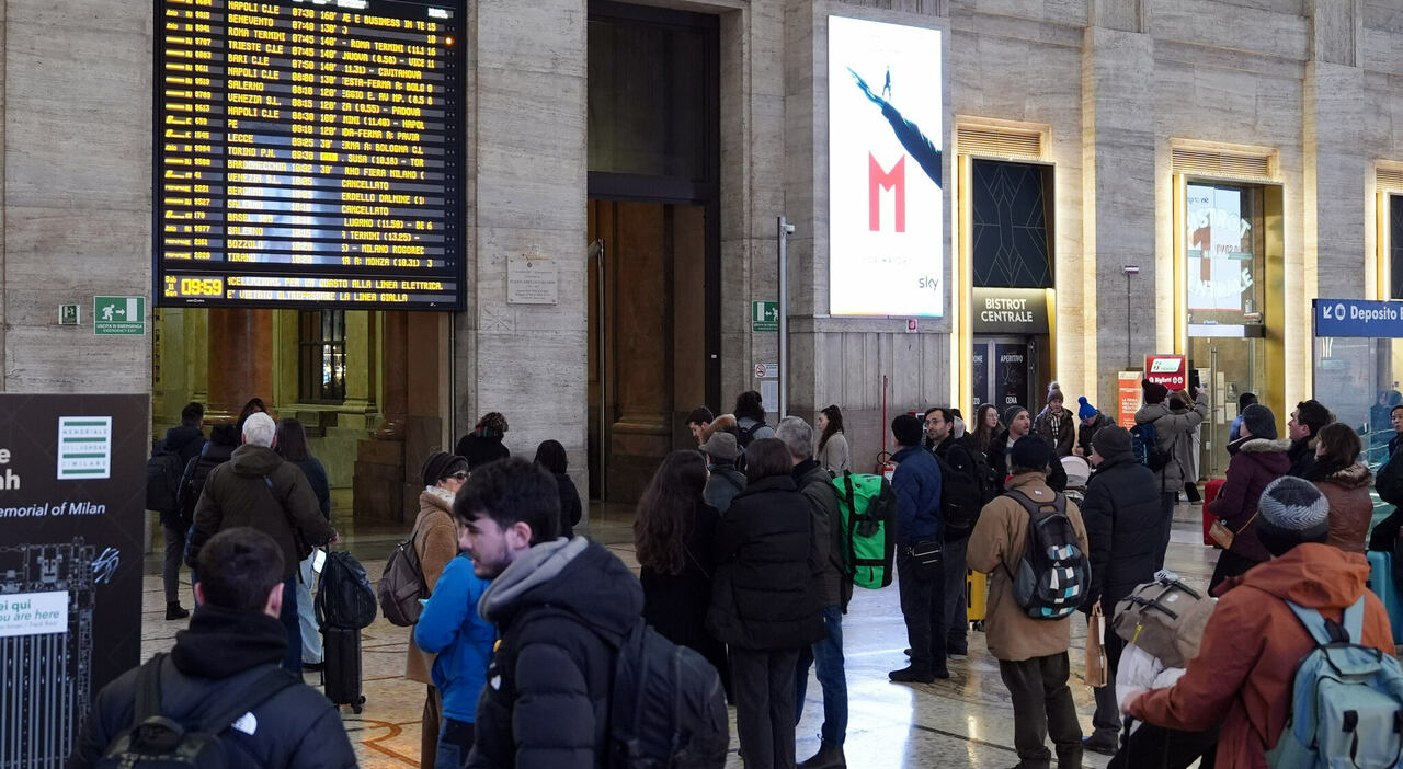 Treni sospesi, ritardi fino a 140 minuti a Roma. Cancellazioni per un guasto nel nodo di Milano: 12 linee coinvolte, caos in tutta italia. «Evitare spostamenti»