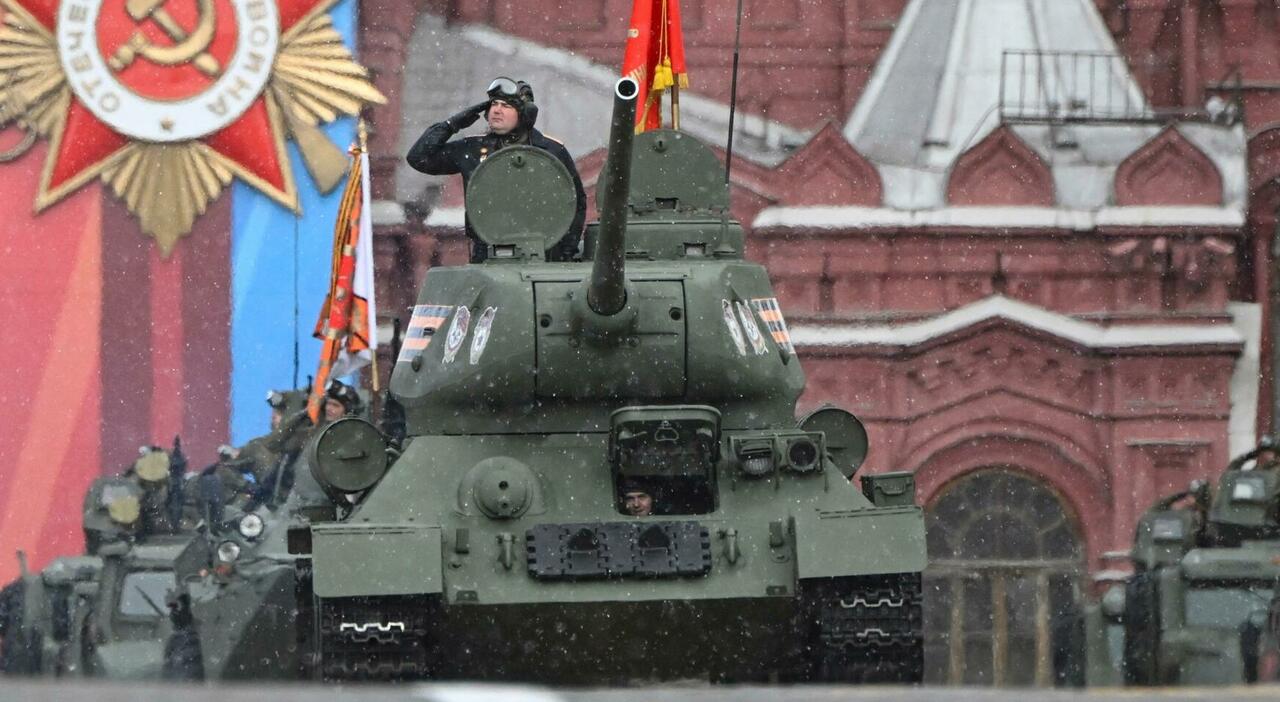 Putin, un solo carro armato (il piccolo T 34) per la parata sulla Piazza Rossa: tutte le risorse al fronte