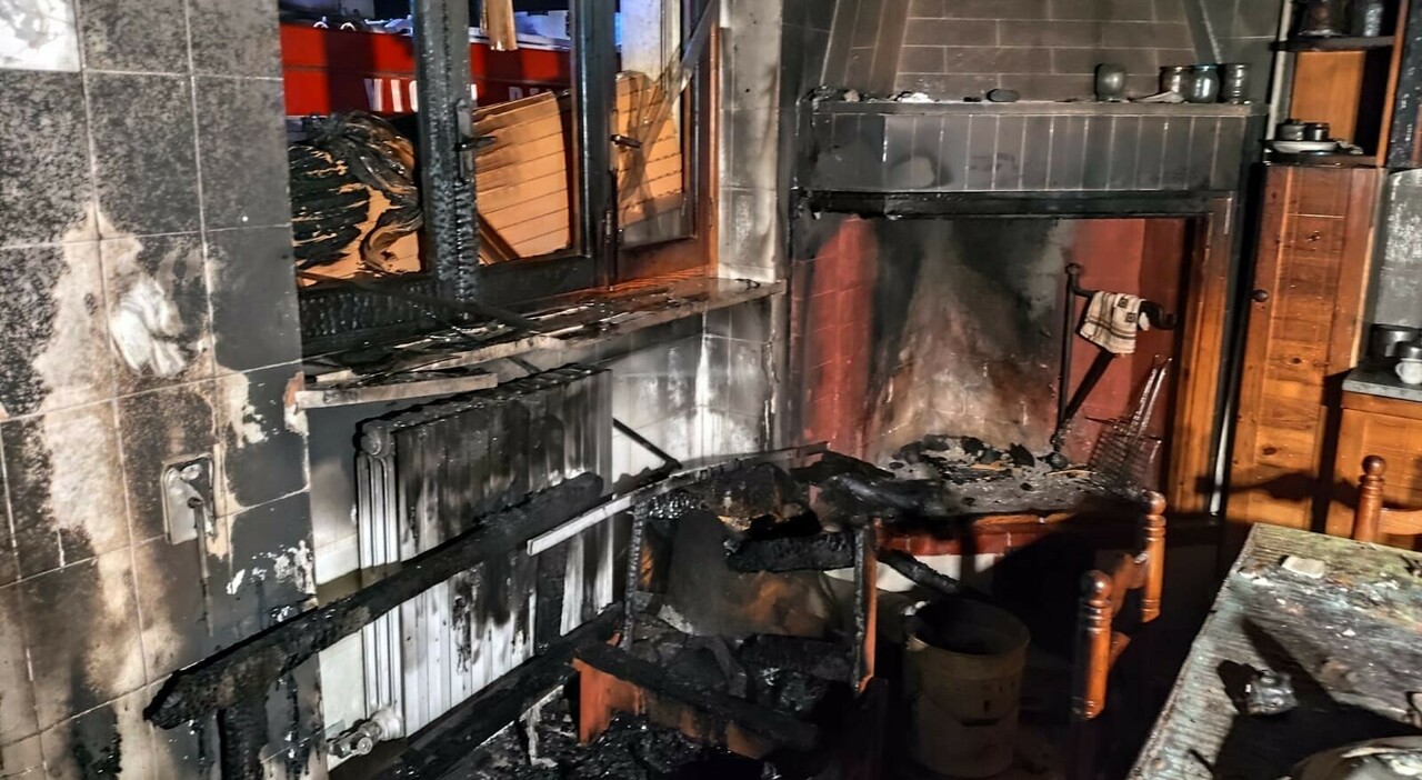 Incendio in casa, mamma e figlia disabili portate via tra le fiamme da vigili del fuoco e carabinieri