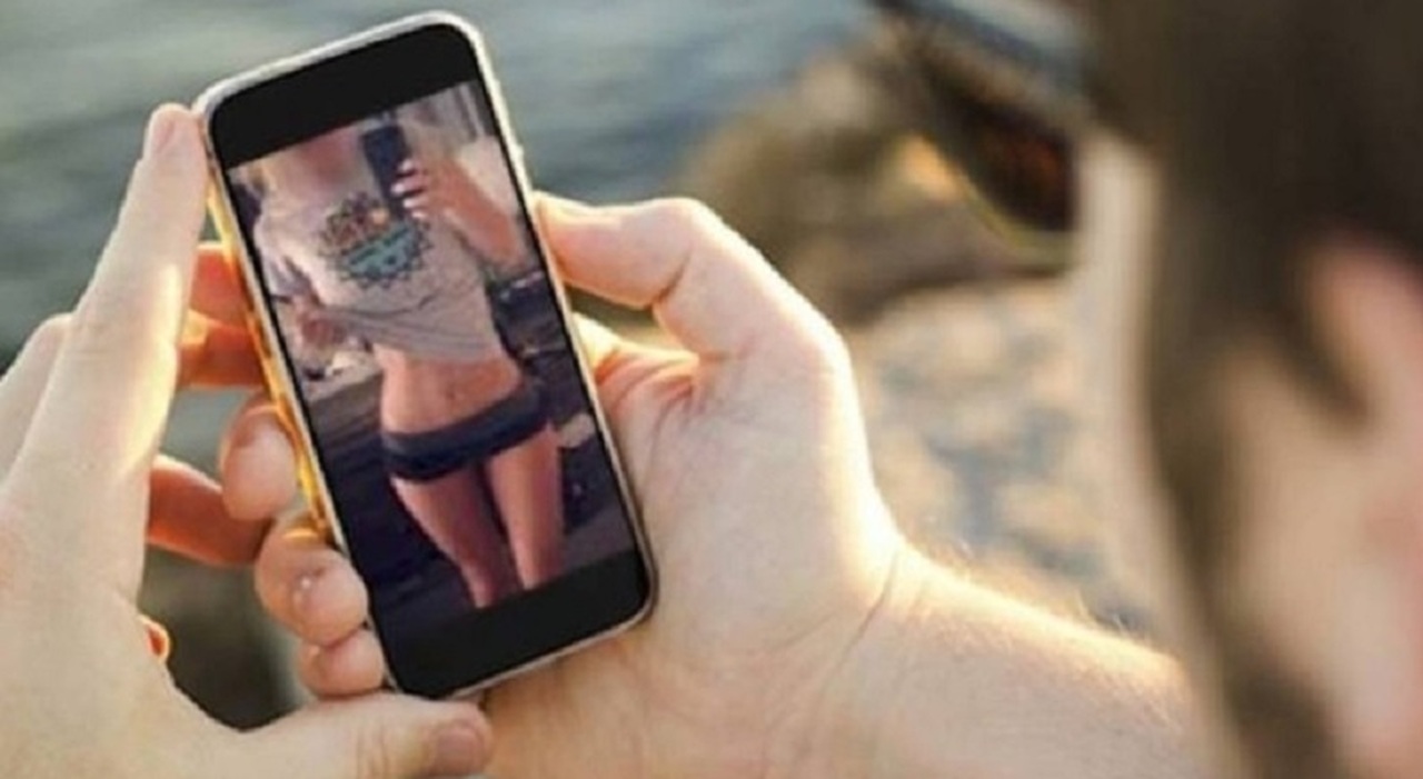 Mamma costringe la figlia minore a fare sesso telefonico con lamante
