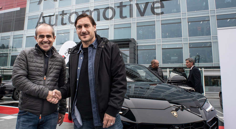 Francesco Totti con Andrea Badolati di Ald Automotive Italia al momento del ritiro della Lamborghini Urus