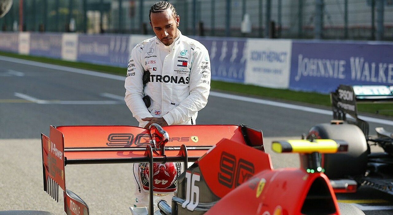 Lewis Hamilton mentre guarda una Ferrari