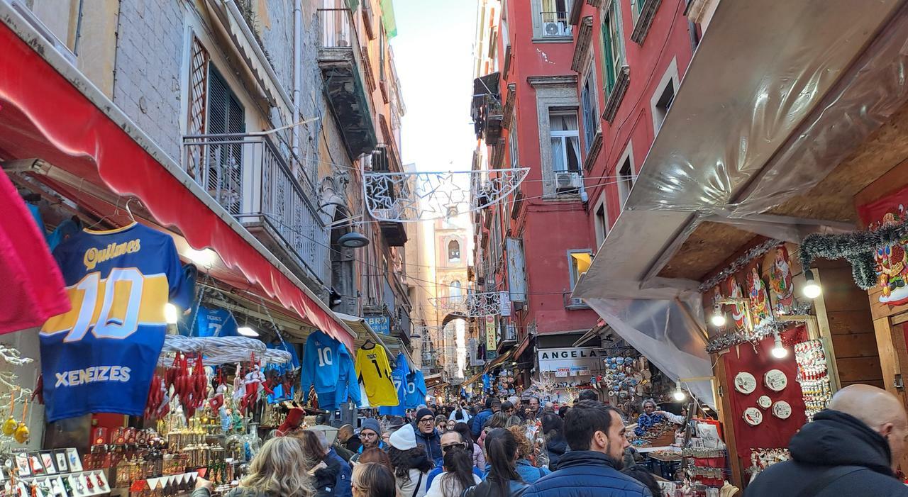 Napoli, a San Gregorio Armeno già boom di turisti stranieri: «Tra i pastori di Natale, Sinner e Trump i più richiesti»