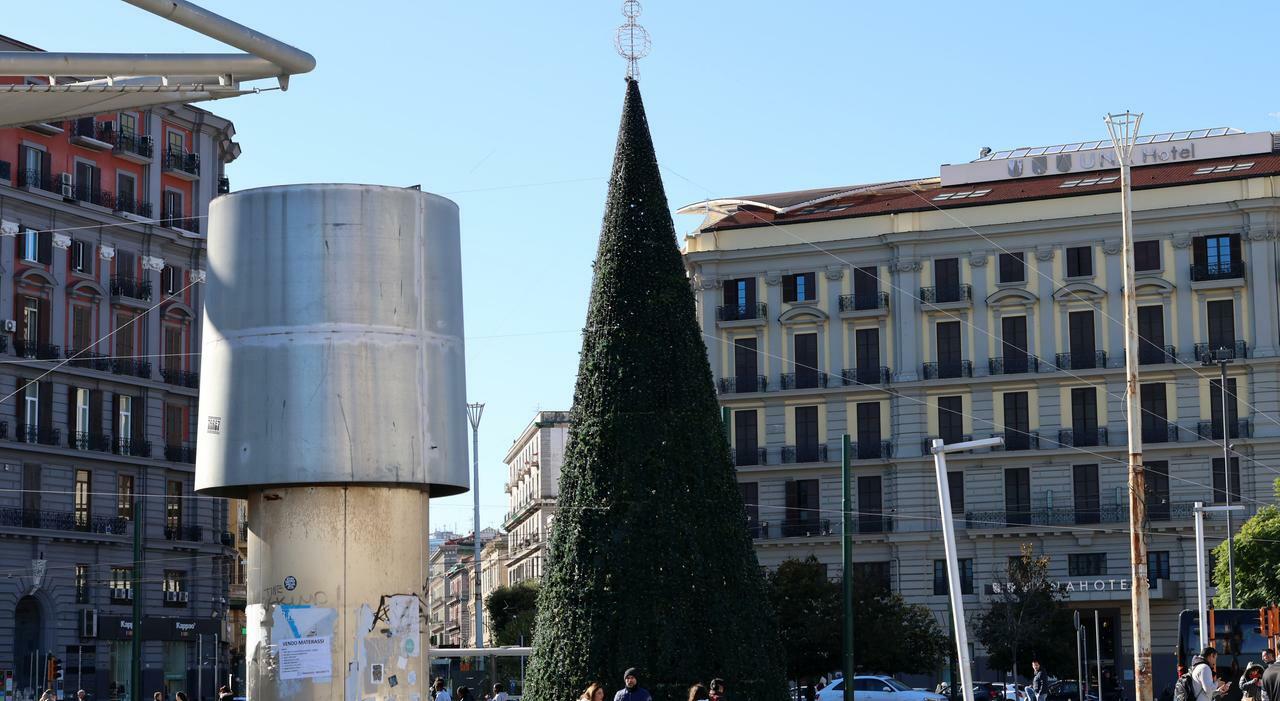 Natale a Napoli, luminarie e maxi albero: «È il modello Garibaldi»