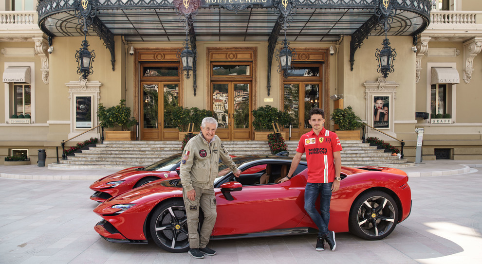 Leclerc insieme al regista Claude Lelouch con la Ferrari SF90 davanti al famosissimo Casinò del Principato di Monaco