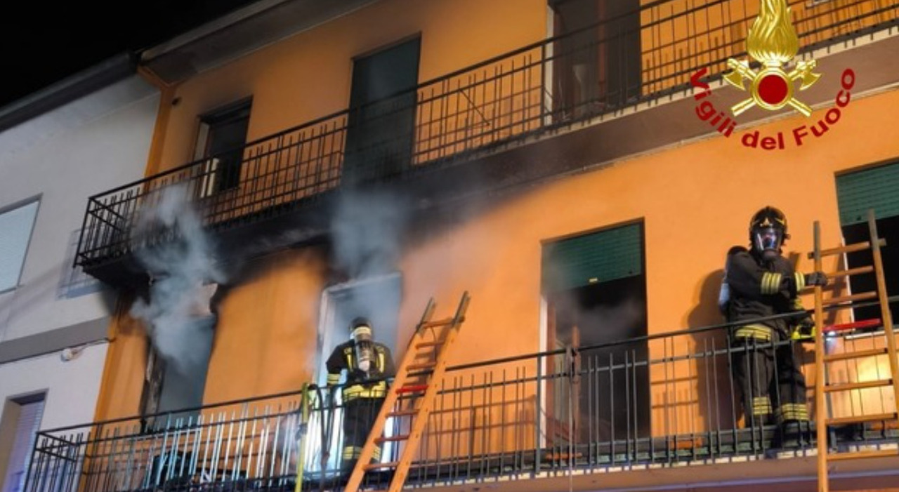 Apre il gas di una bombola da 25 kg, avvicina l'accendino, poi l'esplosione: condominio in fiamme. Morto 76enne, due feriti e 7 evacuati